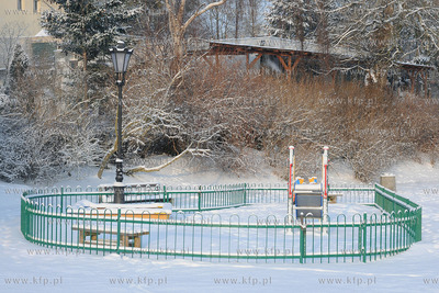 Gdynia Orlowo w zimowej szacie. Nz. Plac zabaw przy...