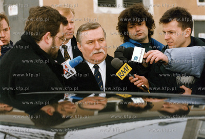 Byly prezydent Lech Walesa udziela wywiadu dziennikarzom...