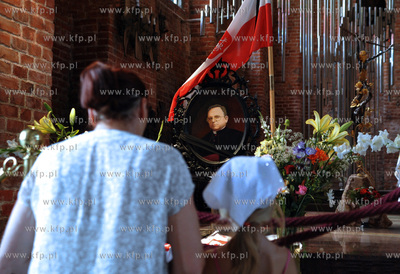 Oltarz poswiecony zmarlemu Pralatowi Henrykowi Jankowskiemu...