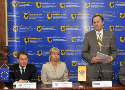 Gdansk. Urzad Marszalkowski. Wreczenie decyzji o przyznaniu...