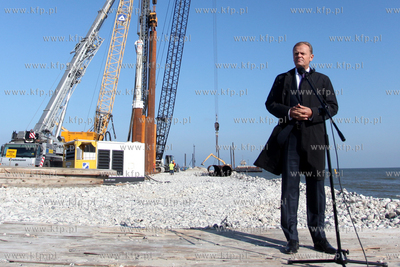 Premier Donald Tusk z wizyta na budowie gazoportu w...