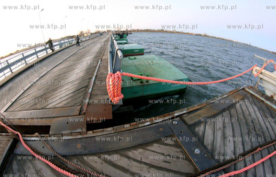 Nocna wichura uszkodzila most pontonowy w Sobieszewie....