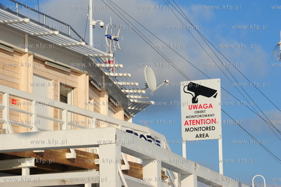 Zimowe molo w Sopocie. Nz. przystan jachtowa - tablica...