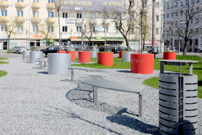 Innowacyjny park z oryginalnymi miejskimi meblami powstal...