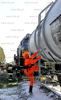 Kwidzyn. Cwiczenia sluzb ratowniczych. Wypadek kolejowy...