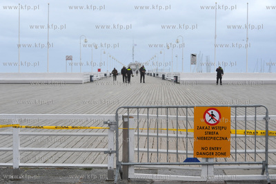 Sopot. Zatoka Gdanska. Sztorm. Na zdjeciu Molo zamkniete...