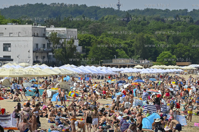 Sopot. Upalna niedziela w Sopocie. Nz. Plaza Poludniowa...