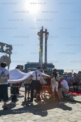 Gdańsk. ECS. Święto Wolności i Solidarności. Składanie...