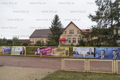 Karczemki, wieś na Kaszubach. Plakaty wyborcze. 13.10.2019...