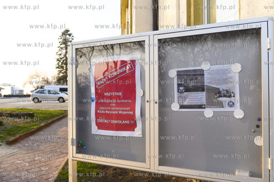 Gdynia. Plac przed plażą miejską. Nz. Tablica informacyjna...