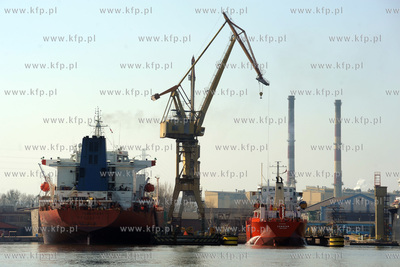 Stocznia Remontowa w Gdansku. Statki CEMSTAR i TRANSPORT...