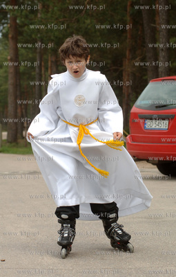 Aleksander z Koscierzyny jezdzi na lyzworolkach, ktore...