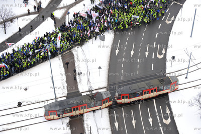 Pikieta sluzb mundurowych w Gdansku, przeciwko projektowi...