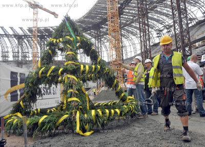 Zawieszenie wiechy na budowanym stadionie PGN Arena...
