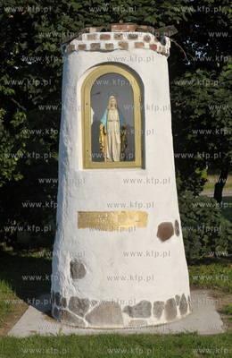 Gdansk Swibno. Kapliczka Matki Boskiej przy drodze...