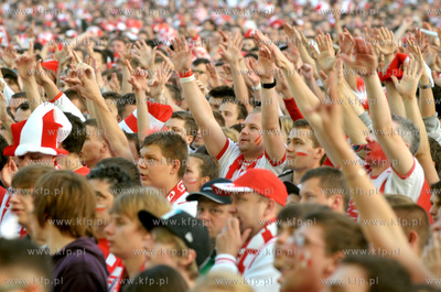Gdansk. Mistrzostwa europy w pilce noznej. Kibice ogladaja...