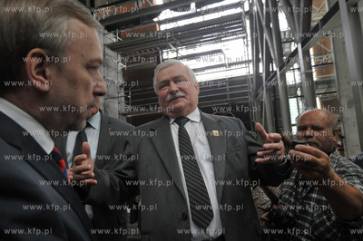 Lech Walesa na budowie ECS. Bylemu prezydentowi towarzyszyl...