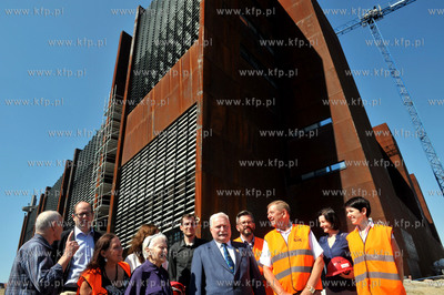 Prezydent Lech Walesa zwiedzal budowe Europejskiego...