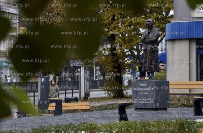Gdańsk Wrzeszcz.  Pomnik Anny Walentynowicz na skwerze...