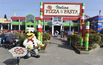 Legoland w Billund, Dania. Pizzeria, a przed wejścoiem...