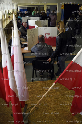 Wybory samorządowe 2018. Głosowanie w Obwodowej Komisji...