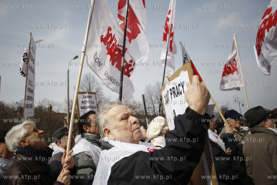 Gdansk. Urzad Wojewodzki.  Emeryci i rencisci protestowali...