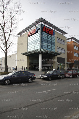 Centrum handlowe Real na gdanskim Przymorzu.
27.03.2012
fot....