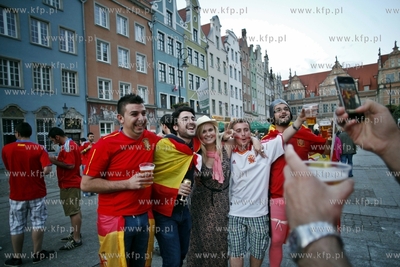 Hiszpanscy kibice opanowali  ul. Dluga i Dlugi Targ...