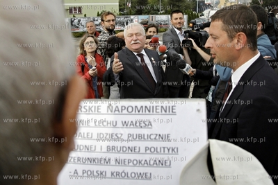 Gdansk. Pomnik Poleglych Stoczniowcow. Lech Walesa...