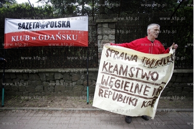Gdansk. Ul. Polanki. Pikieta czlonkow Klubu Gazety...