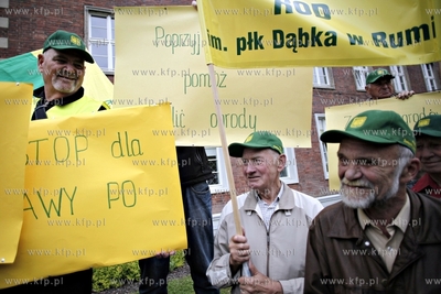 Protest dzialkowcow pod Urzedem Wojewodzkim w Gdansku.
Protestujacy...