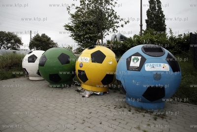 Smietniki przed stadionem PGE Arena od strony ul. Marynarki...