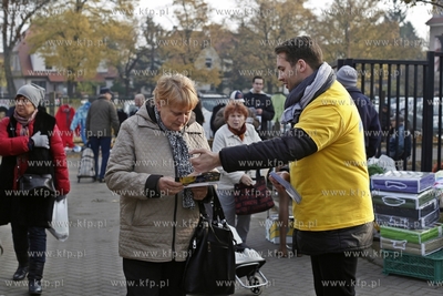 Kampania wyborcza do samorzadu na targowisku miejskim...