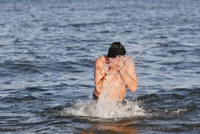 Plaza w Gdansku Brzeznie. Nz.kapiel morsow z klubu...