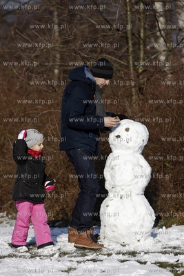 Lepienie balwana w parku Reagana w Gdansku. 01.02.2015...