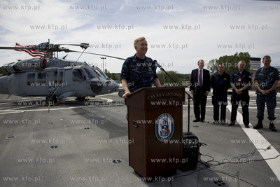 Amerykański okręt desantowy San Antonio dowodzący...