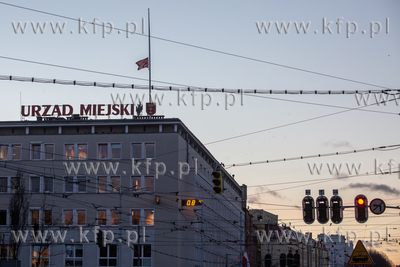 Opuszczona flaga z herbem Gdańska na Urzędzie Miasta...