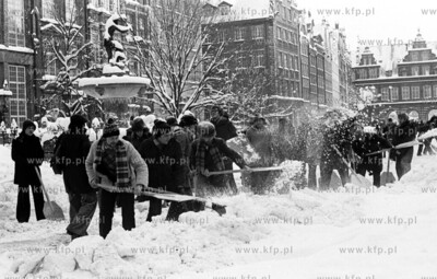 Zima Stulecia. Odsniezanie Dlugiego Targu przez mieszkancow...
