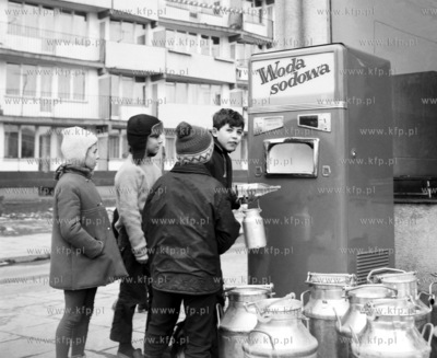 Dzieci napelniaja butelki woda sodowa z przyblokowego...