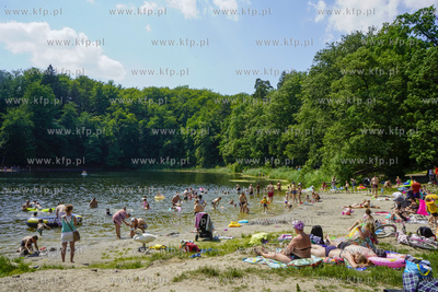 Plaża nad Jeziorem Otomińskim na Kaszubach w czasie...
