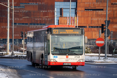 Wały Piastowskie w Gdańsku. Autobus Mercedes Citaro...