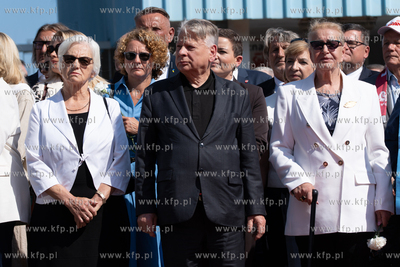 Gdańsk. Plac Solidarności. Symboliczne otwarcie bramy...