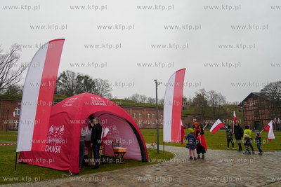 Góra Gradowa. Flagi dla mieszkańców i turystów...