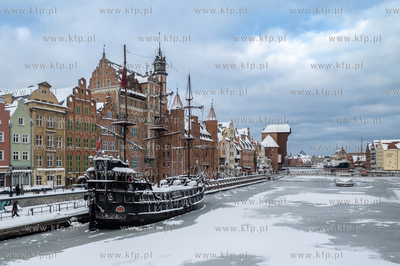 Zima w Gdańsku. Panorama Głównego Miasta. Statem...