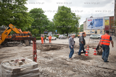 Pekniecie rury wodociagowej obok Domu Prasy na Targu...