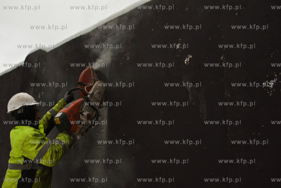 Gdansk. Jana z Kolna. Wyburzanie muru przy Stoczni...