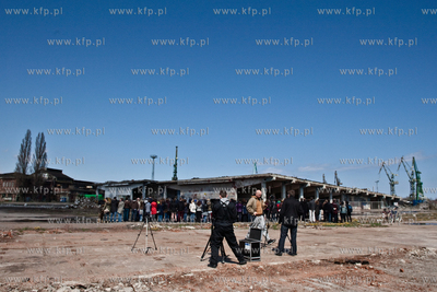 Wspolne zdjecie pod zespolem dwoch pochylni na terenie...