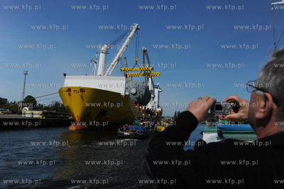 Port w Gdansku. Przeladunek elementu urzadzenia do...