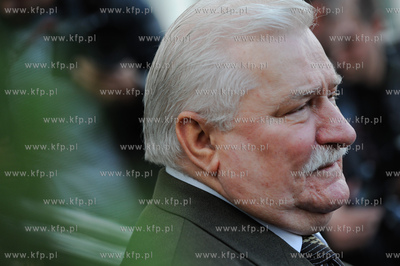 Gdansk. Wybory parlamentarne. Glosuje Lech Walesa z...