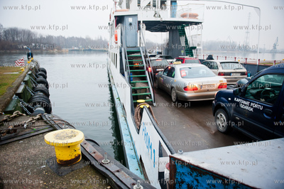 Gdansk. Platna samochodowa przeprawa promowa laczaca...